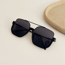 Load image into Gallery viewer, Vintage Oversized Sunglasses