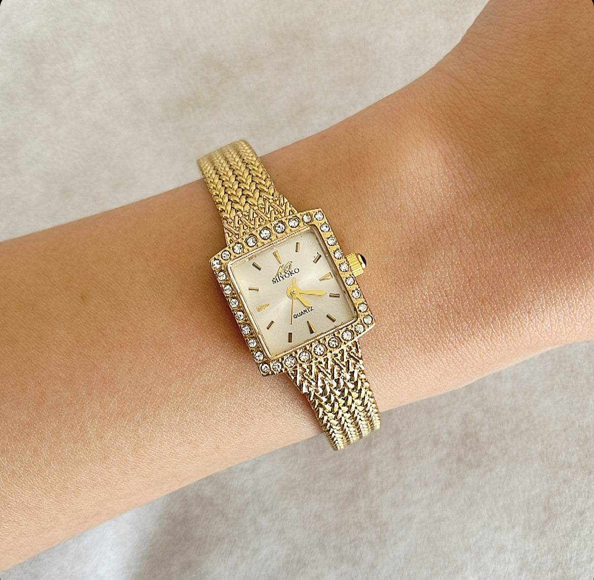 Gold White Nostalgia Metal Watch